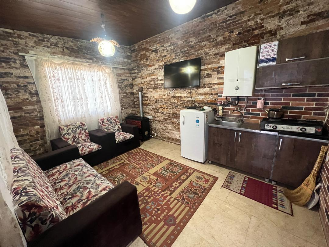 اتاق پذیرایی و آشپزخانه