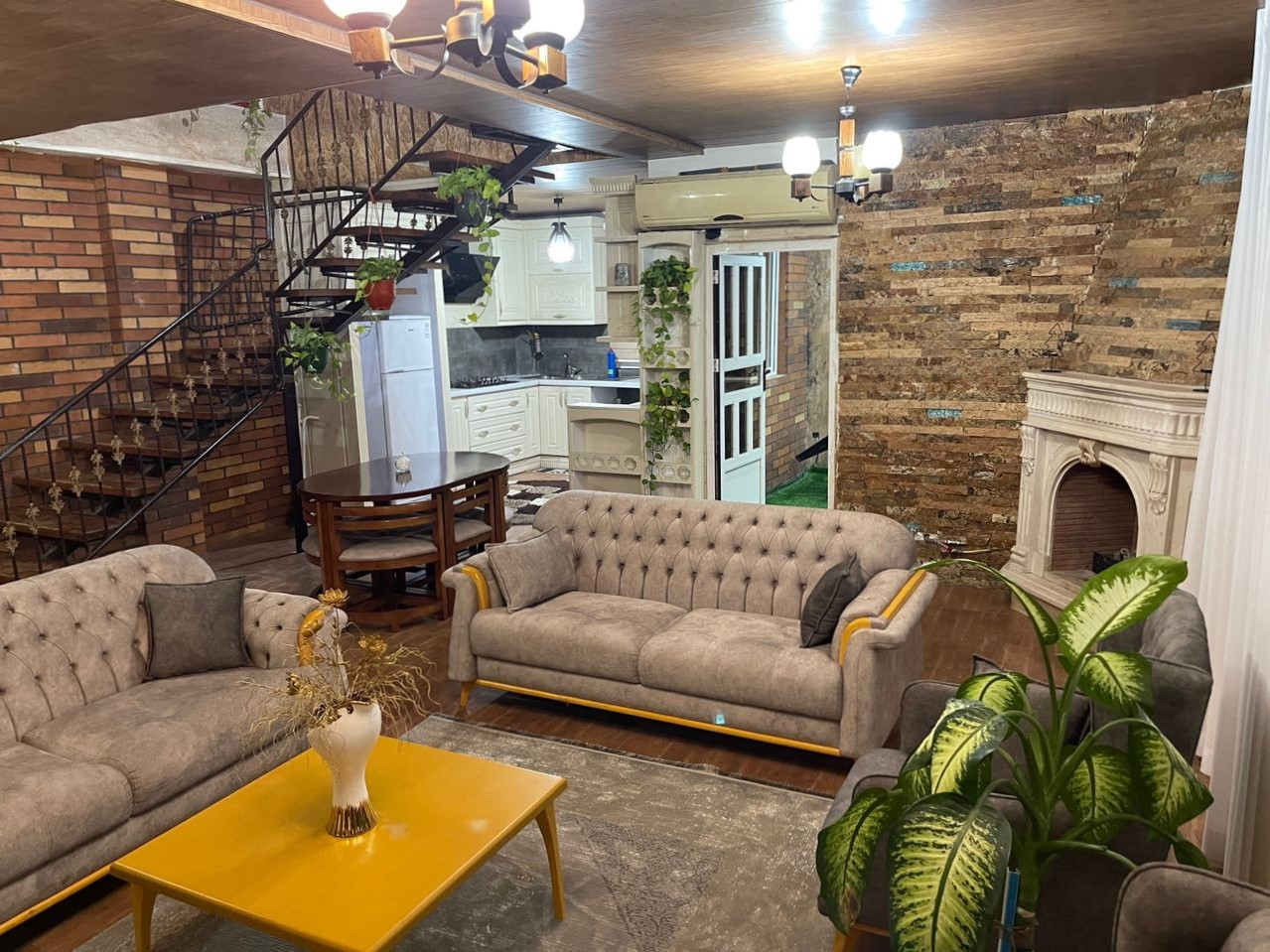 اتاق پذیرایی طبقه اول