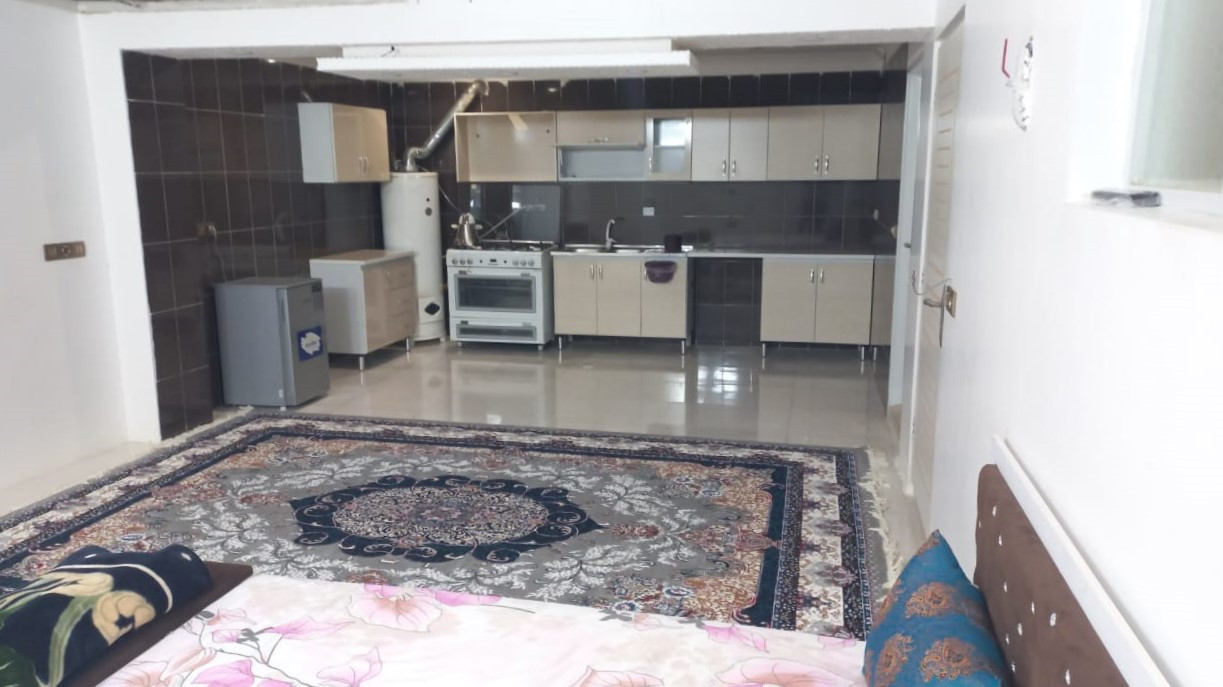 اتاق پذیرایی و آشپزخانه