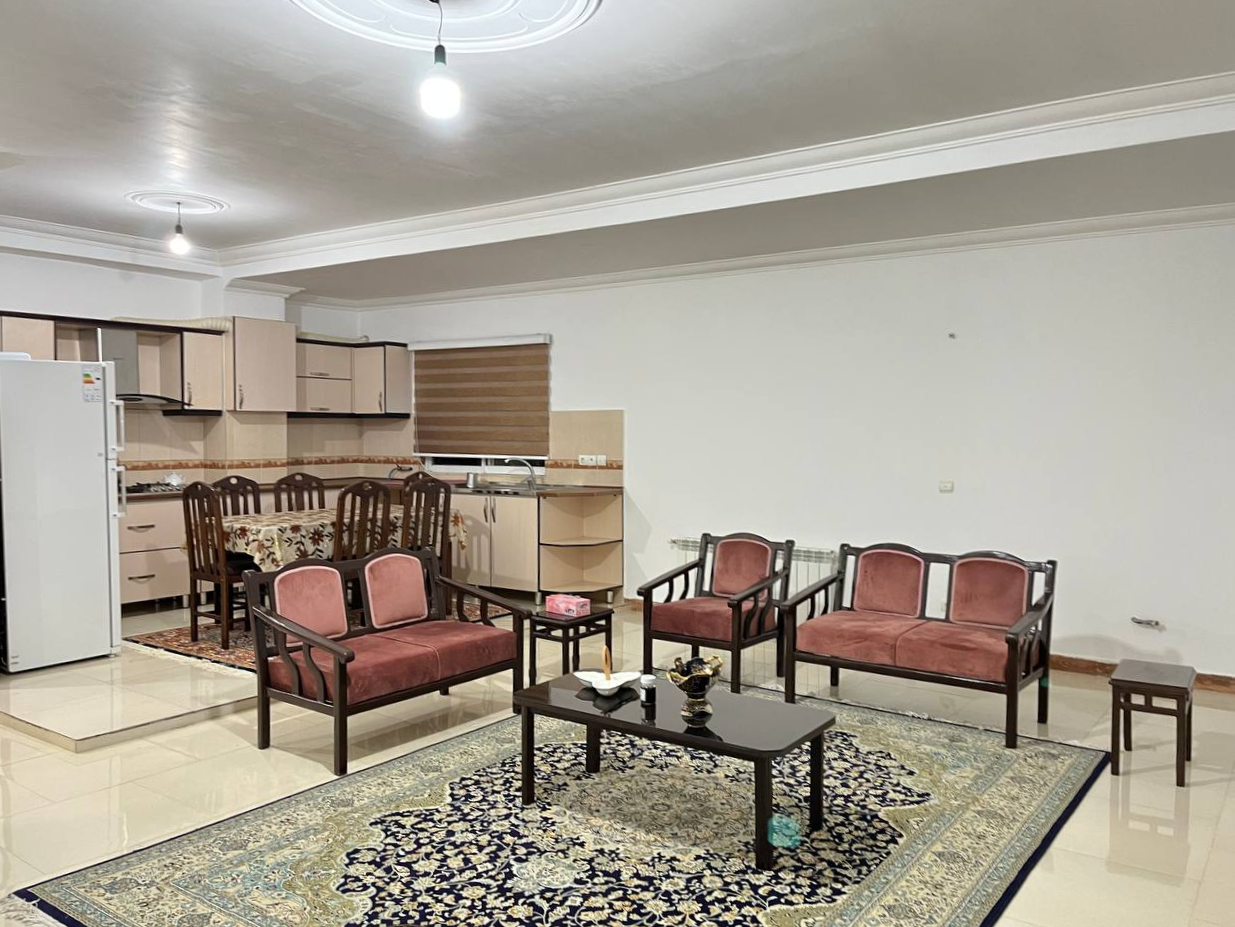 اتاق پذیرایی و آشپزخانه