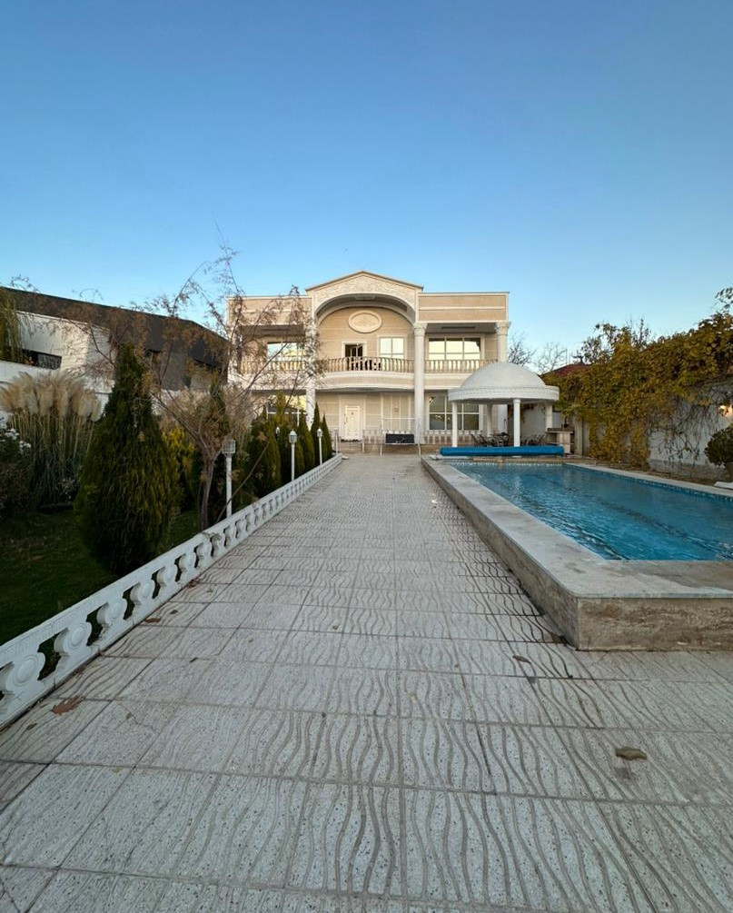 نمای اقامتگاه و حیاط