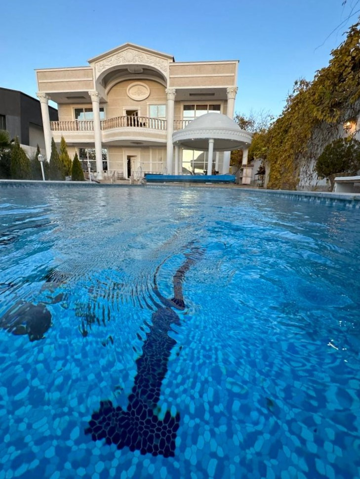 نمای اقامتگاه و استخر