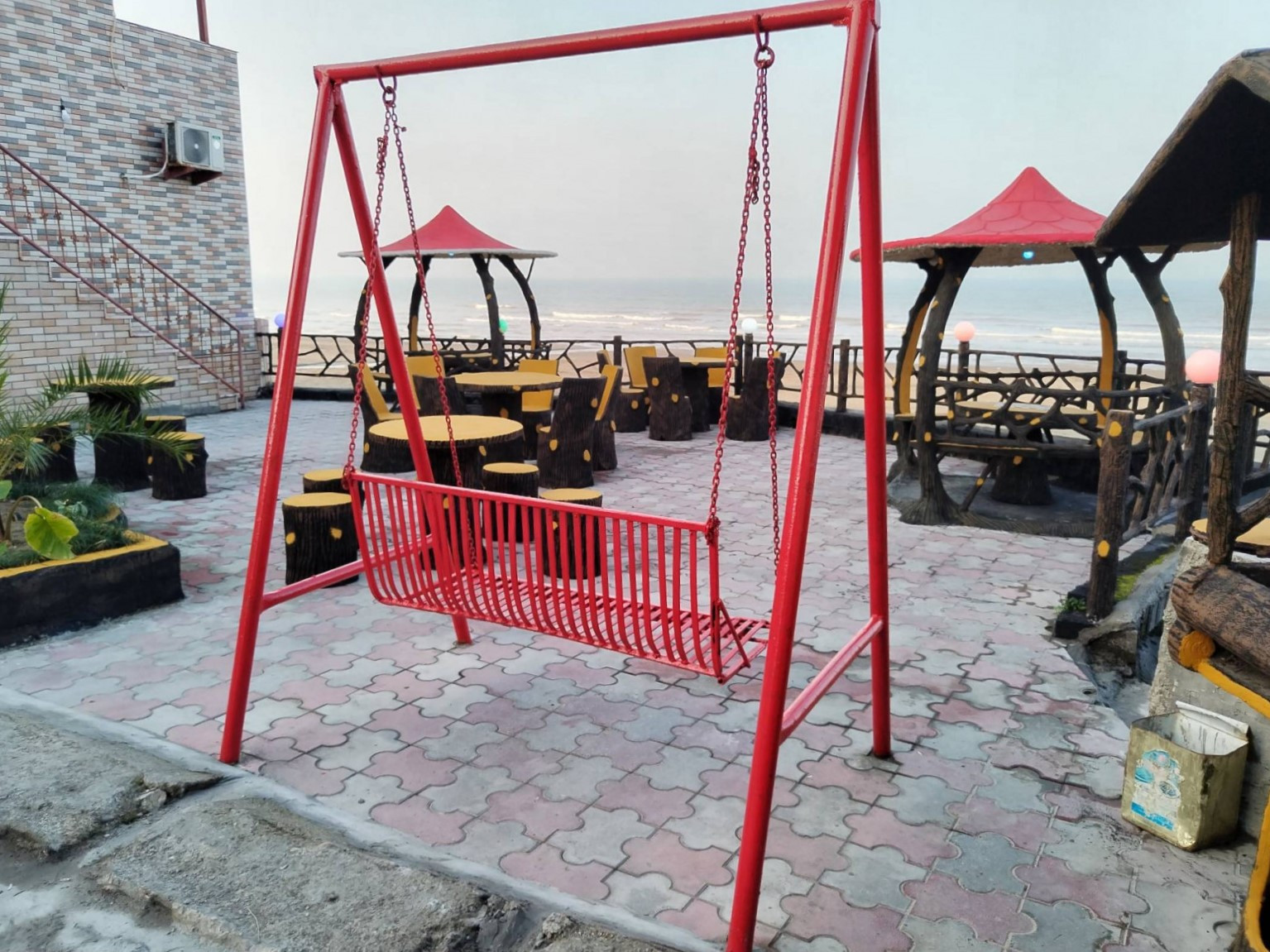 حیاط مجموعه