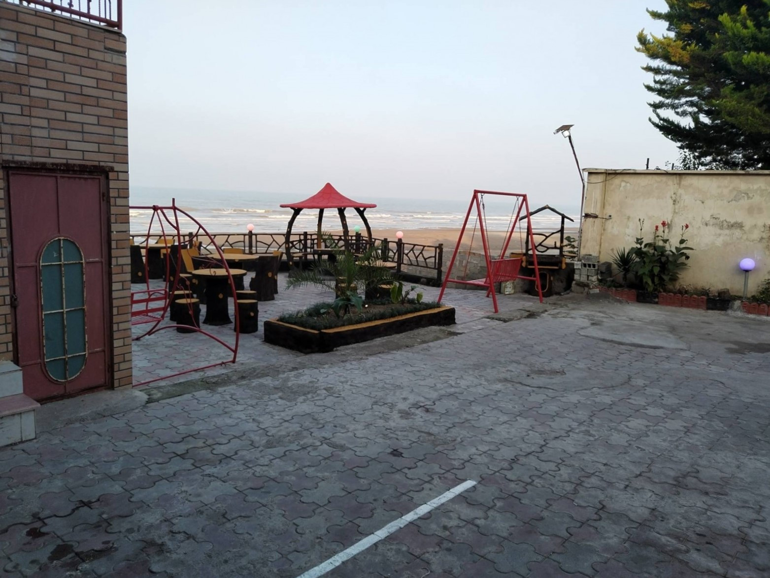 حیاط مجموعه