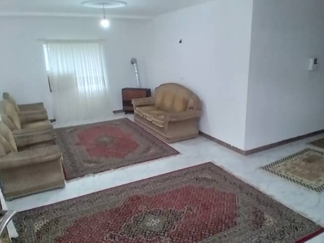 بادارا بودن کولر گازی وتلویزیون با کف سرامیک ومبلمان ودارا بودن ۳ پنجره با چشم انداز زیبا به طبیعت