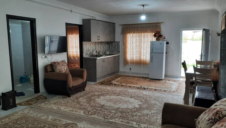 اتاق پذیرایی و آشپزخانه