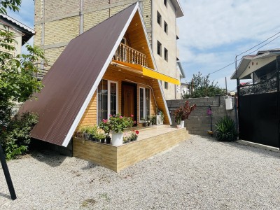 کلبه سوئیسی نقلی تک خواب با حیاطی دربست کلبه سوئیسی نقلی تک خواب با حیاطی دربست