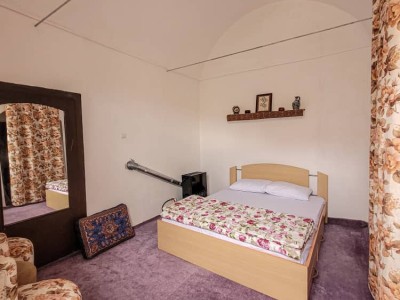 اقامتگاه بومگردی کاهگلی  (اتاق گنجه)