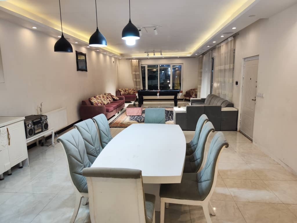 اتاق پذیرایی و آشپزخانه
