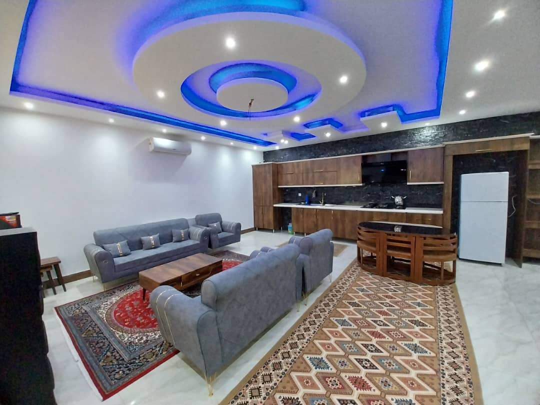 اتاق پذیرایی و آشپزخانه