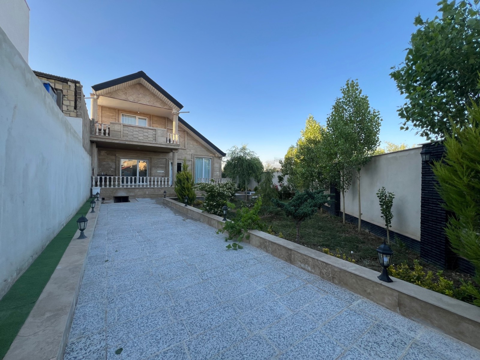 نمای بیرونی با کف سازی حیاط تعغیرات شده به همان قیمت تعمیرات انجام شده