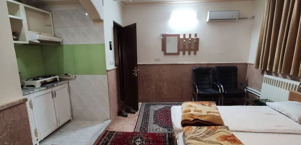 اتاق پذیرایی و آشپزخانه