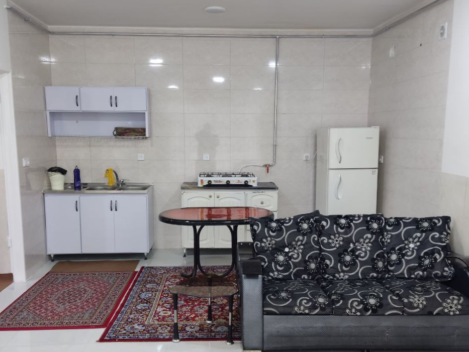 اتاق پذیرایی و آشپزخانه