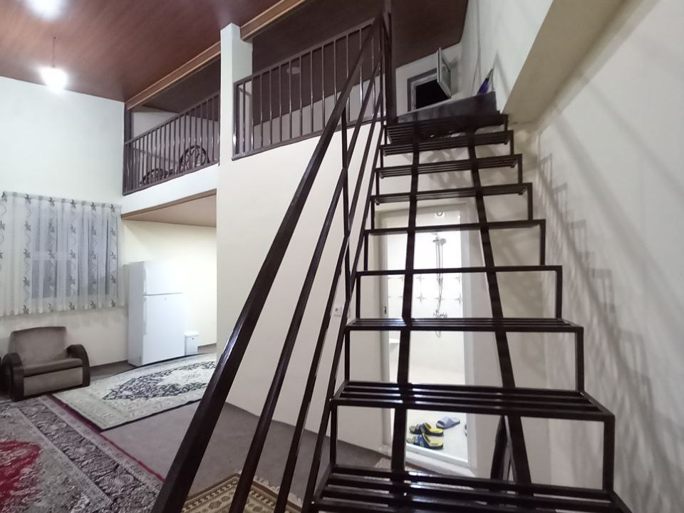 راه پله منتهی به اتاق خواب