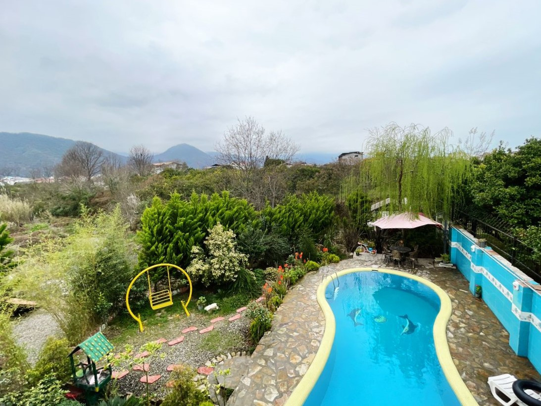 حیاط و استخر