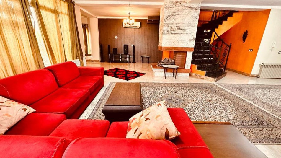 اتاق پذیرایی طبقه اول