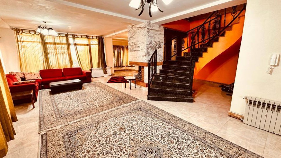 اتاق پذیرایی طبقه اول