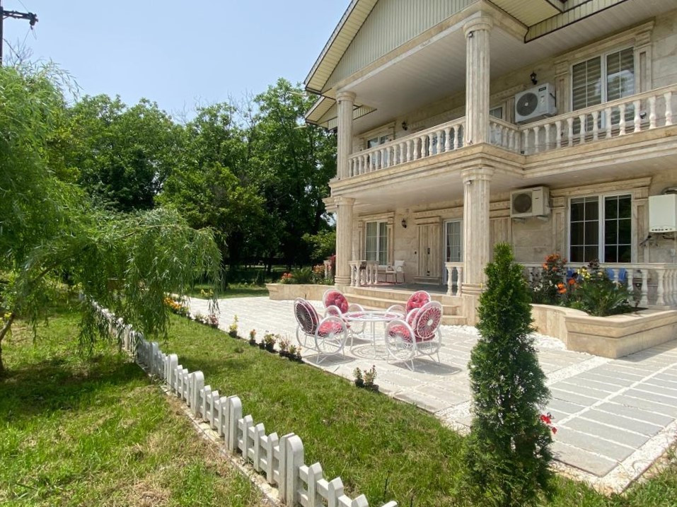 نمای بیرونی ساختمان و حیاط