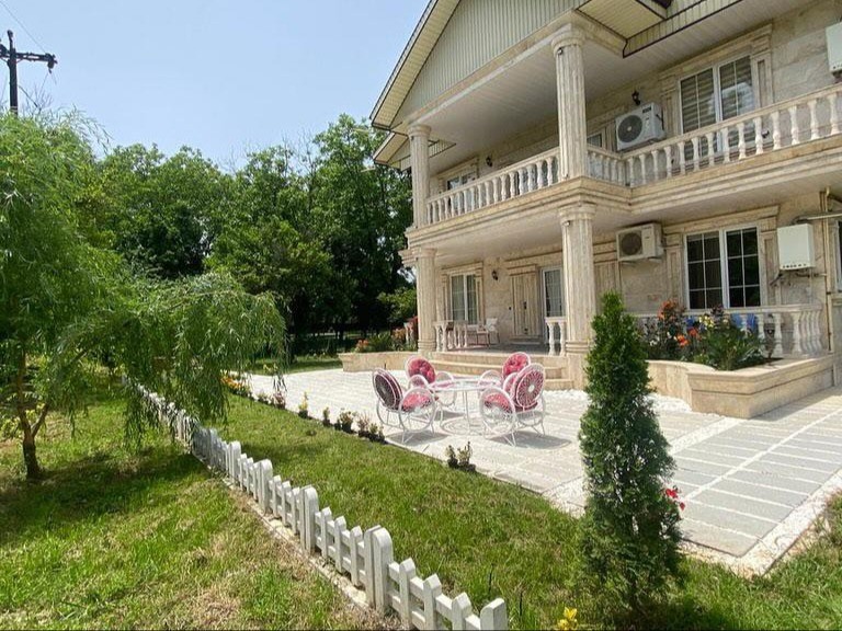 نمای بیرونی ساختمان و حیاط