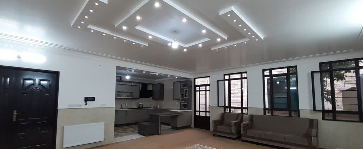 اتاق پذیرایی و آشپزخانه