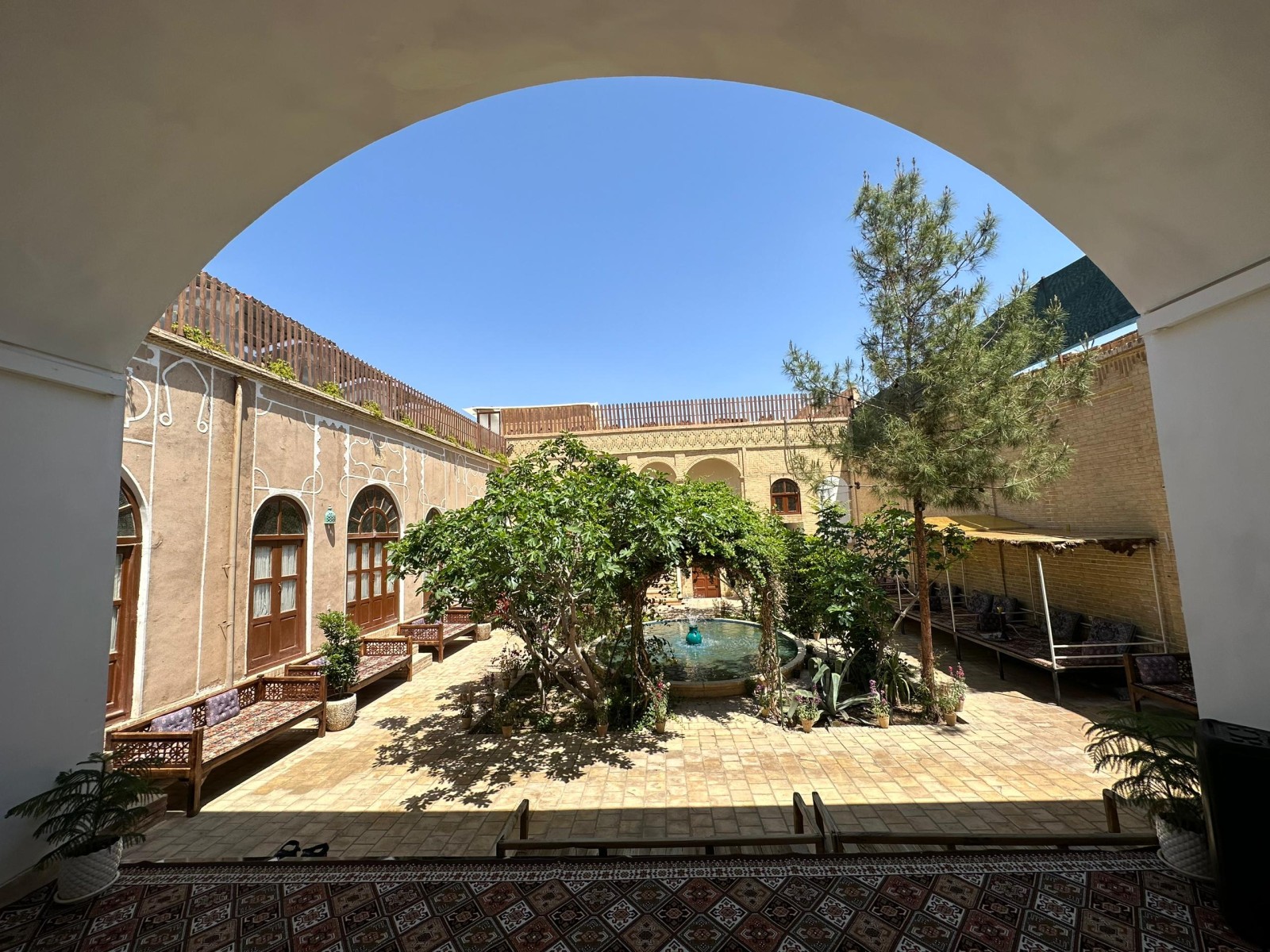 تالار و شب نشین