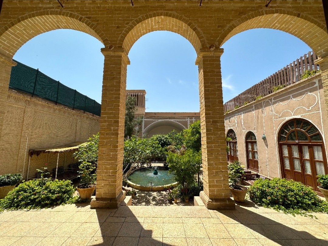 نمای حیاط