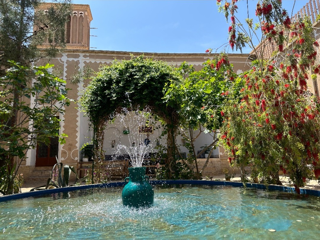 حوض روی حیاط