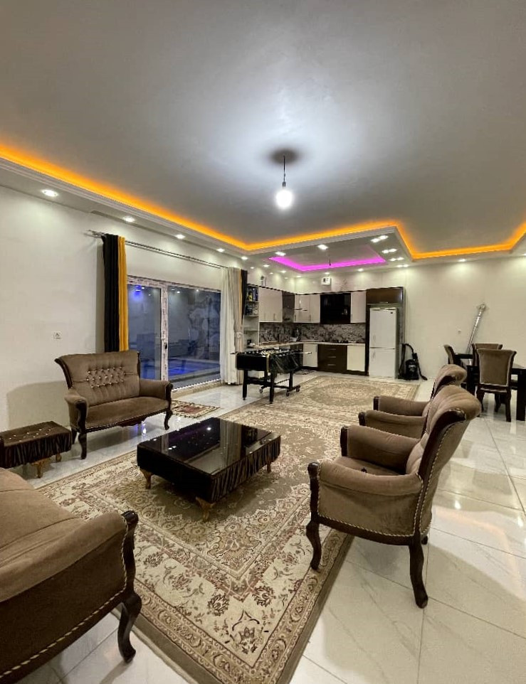 اتاق پذیرایی و آشپزخانه