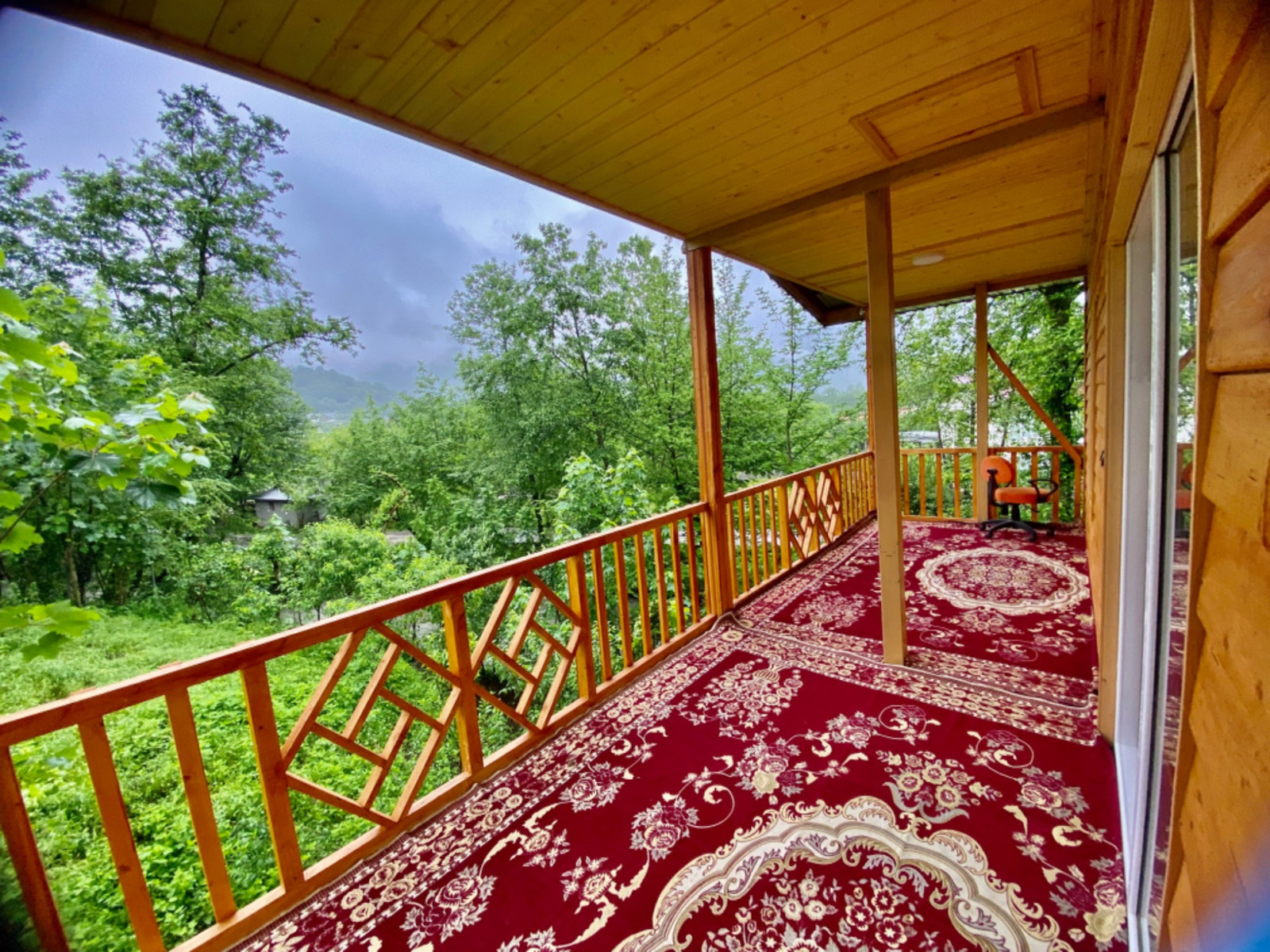 بالکن بزرگ در دل طبیعت