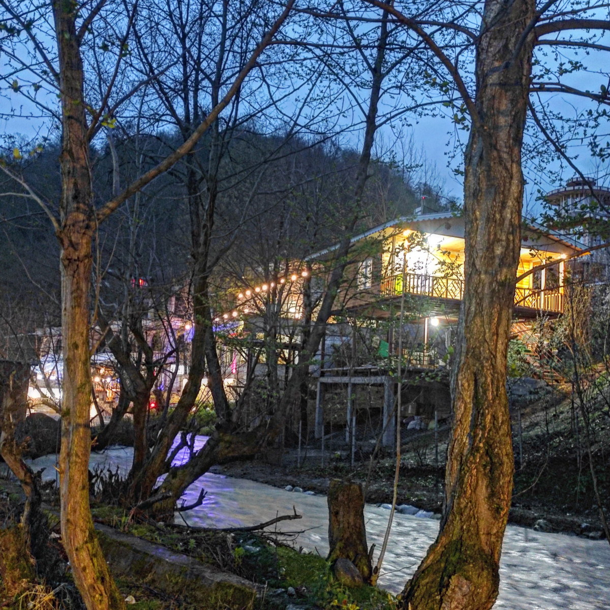 نمای رویایی از کلبه رودخانه و رستوران سنتی
