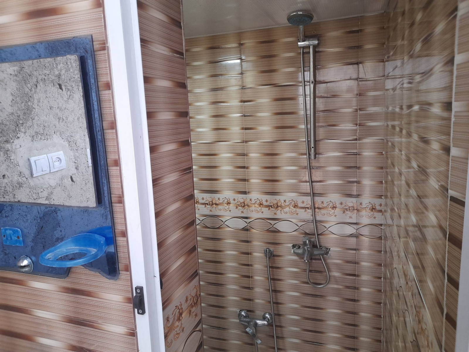 سرویس بهداشتی و حمام باهم و داخل حیاط سرویس بهداشتی و حمام باهم و داخل حیاط