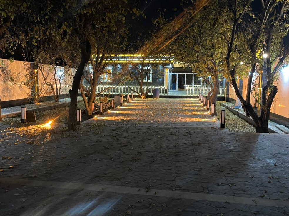 نمای اقامتگاه و حیاط