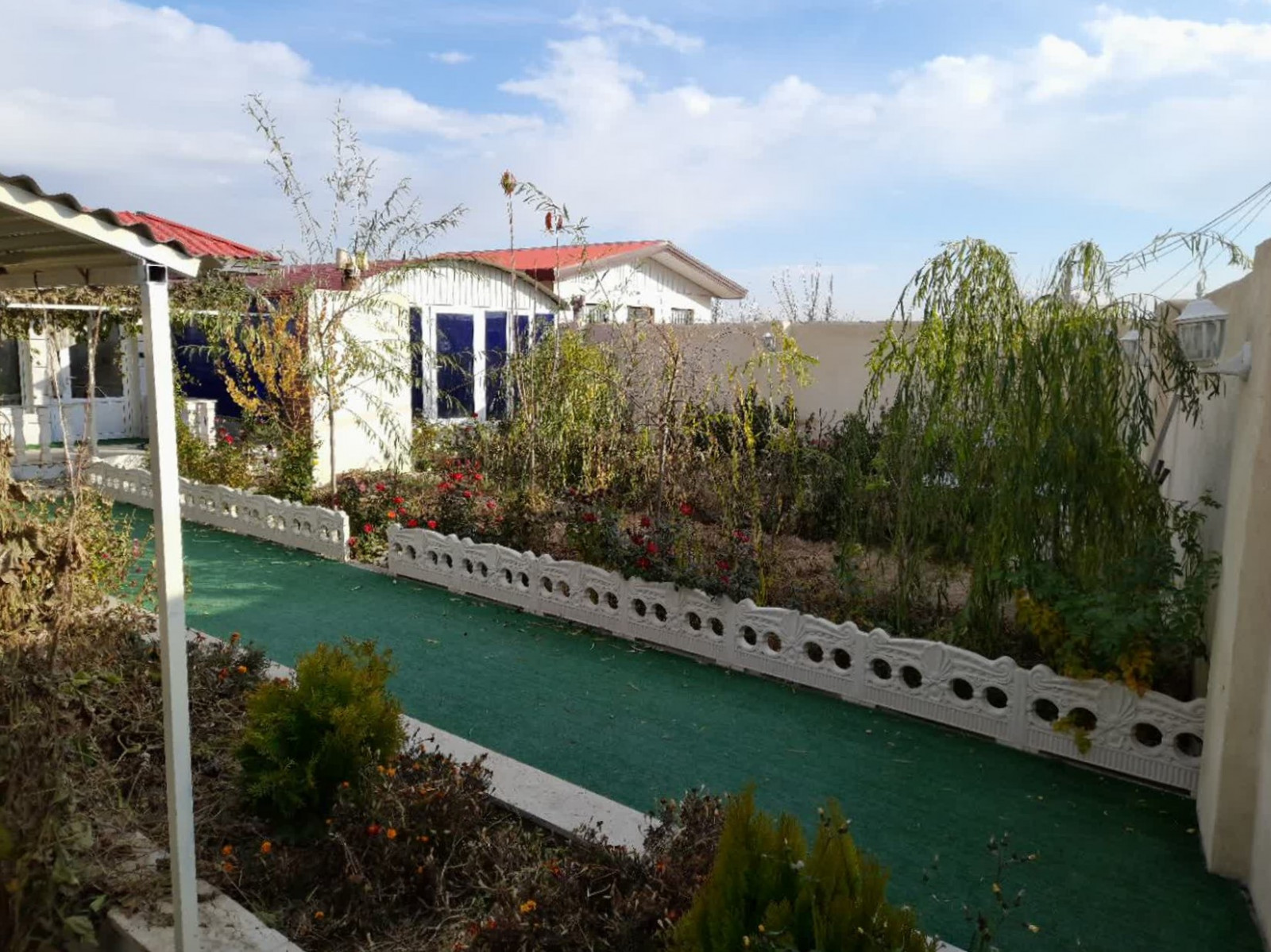 نمای اقامتگاه و حیاط نمای اقامتگاه و حیاط