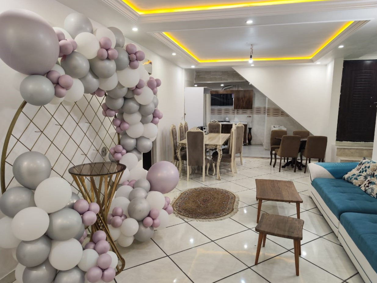 اتاق پذیرایی و آشپزخانه