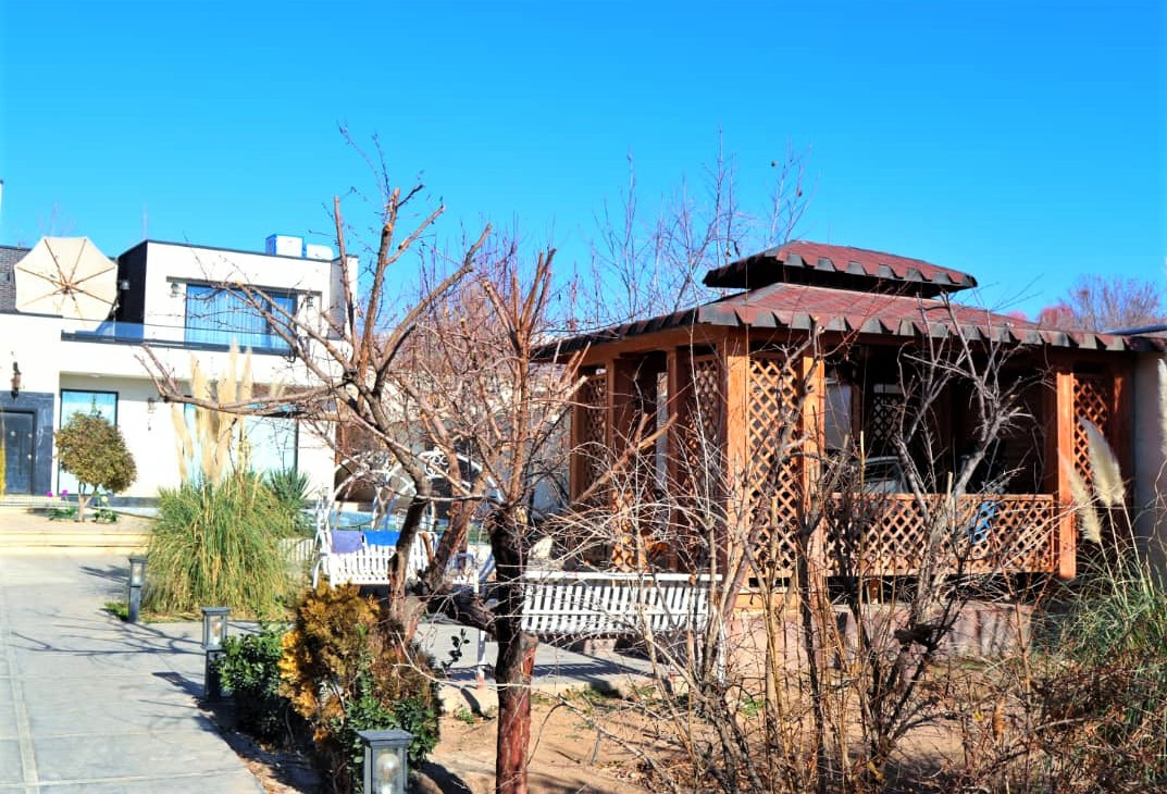 آلاچیق و حیاط