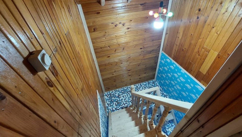 راهپله منتهی به جکوزی راهپله منتهی به جکوزی