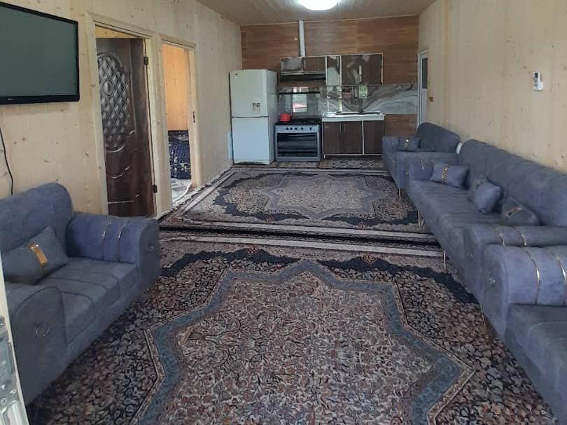 اتاق پذیرایی و آشپزخانه