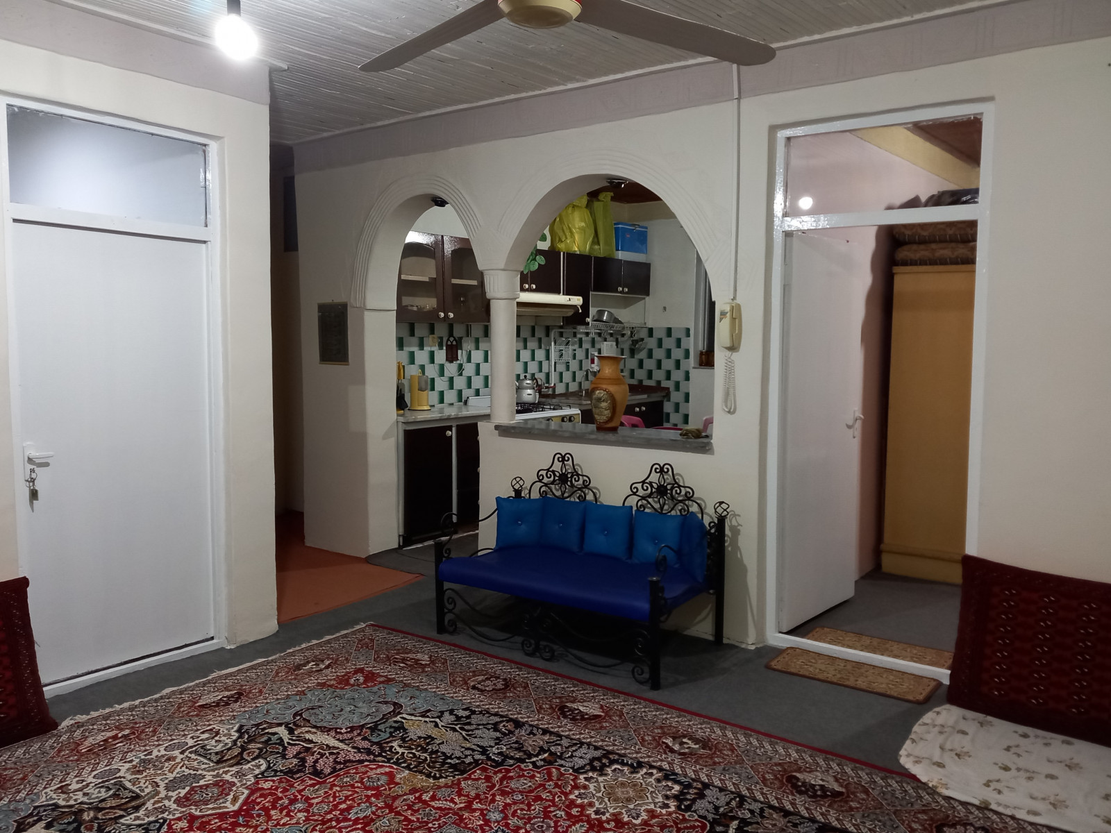 اتاق پذیرایی و آشپزخانه