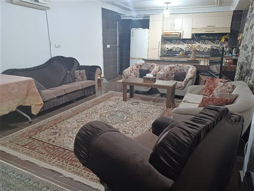 اتاق پذیرایی و آشپزخانه