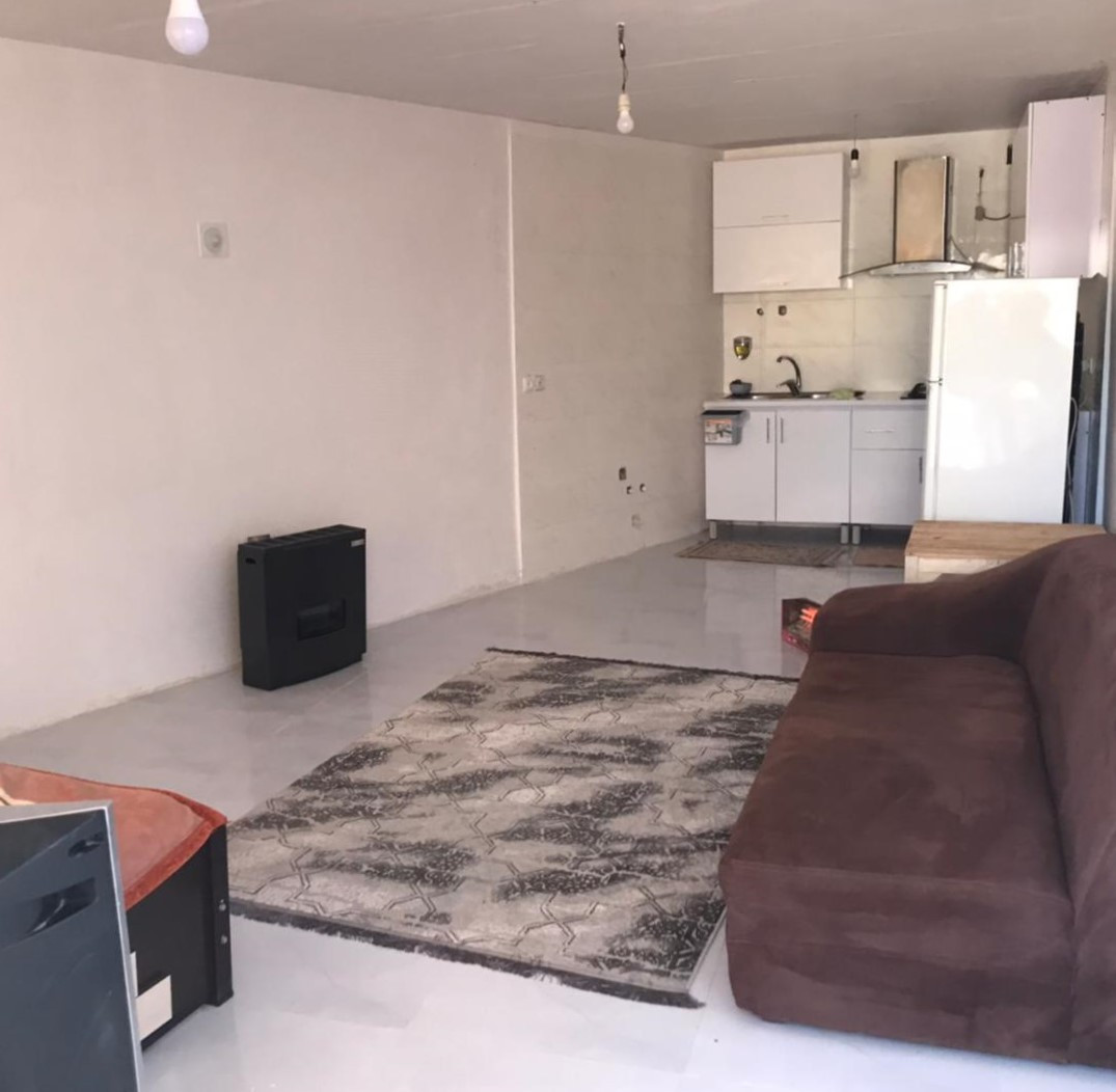 اتاق پذیرایی و آشپزخانه