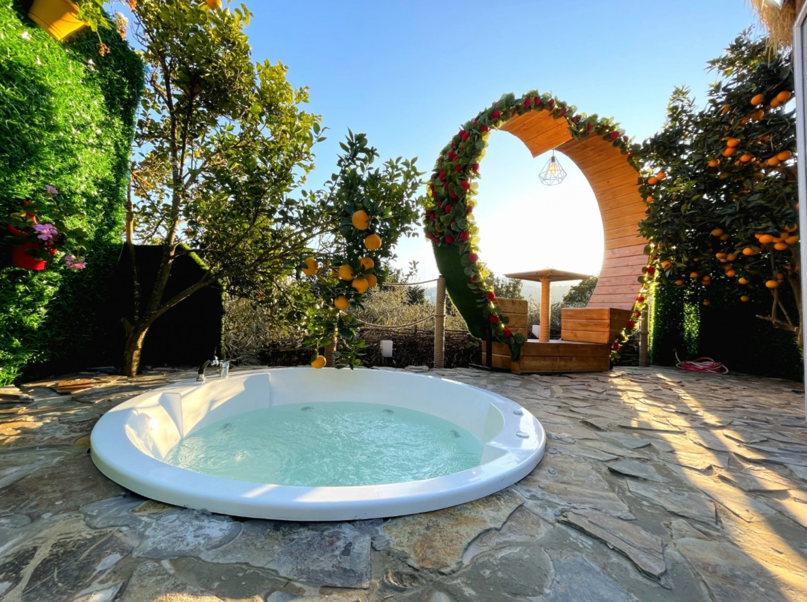 حیاط و جکوزی