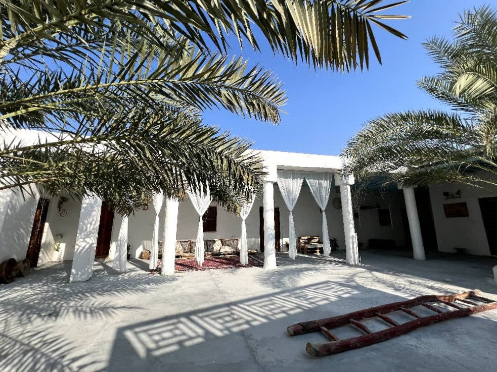 حیاط مجموعه