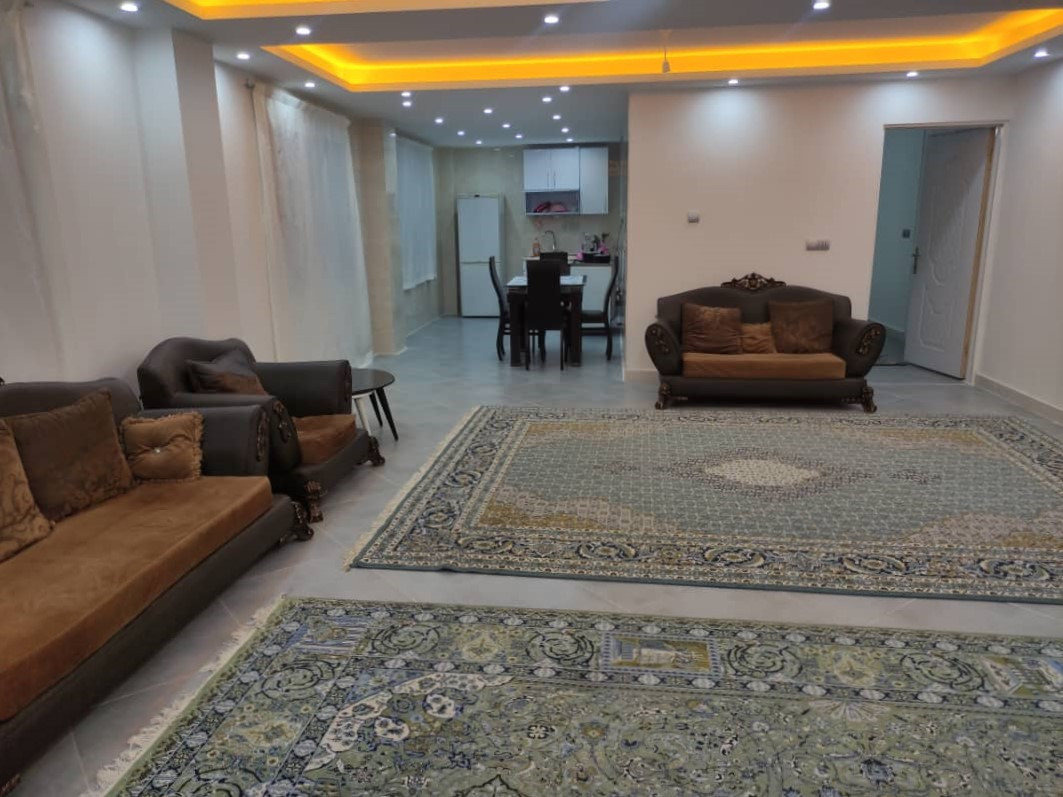 اتاق پذیرایی و آشپزخانه