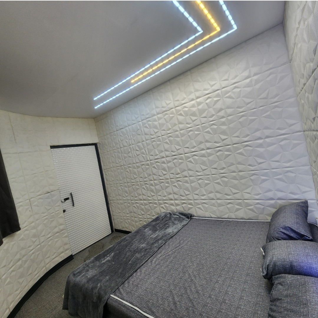 اتاق خواب بالا.فضای رفت از داخل حیاط.فقط برای ورودی های ۴ نفر به بالا قابل دسترس میباشد