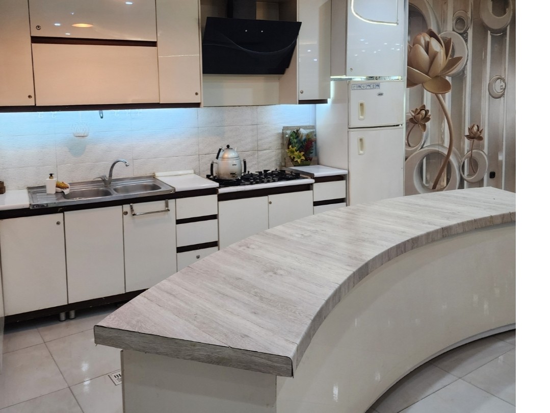 آشپرخانه.فقط چند عدد کشو در دسترس میهمانان میباشد