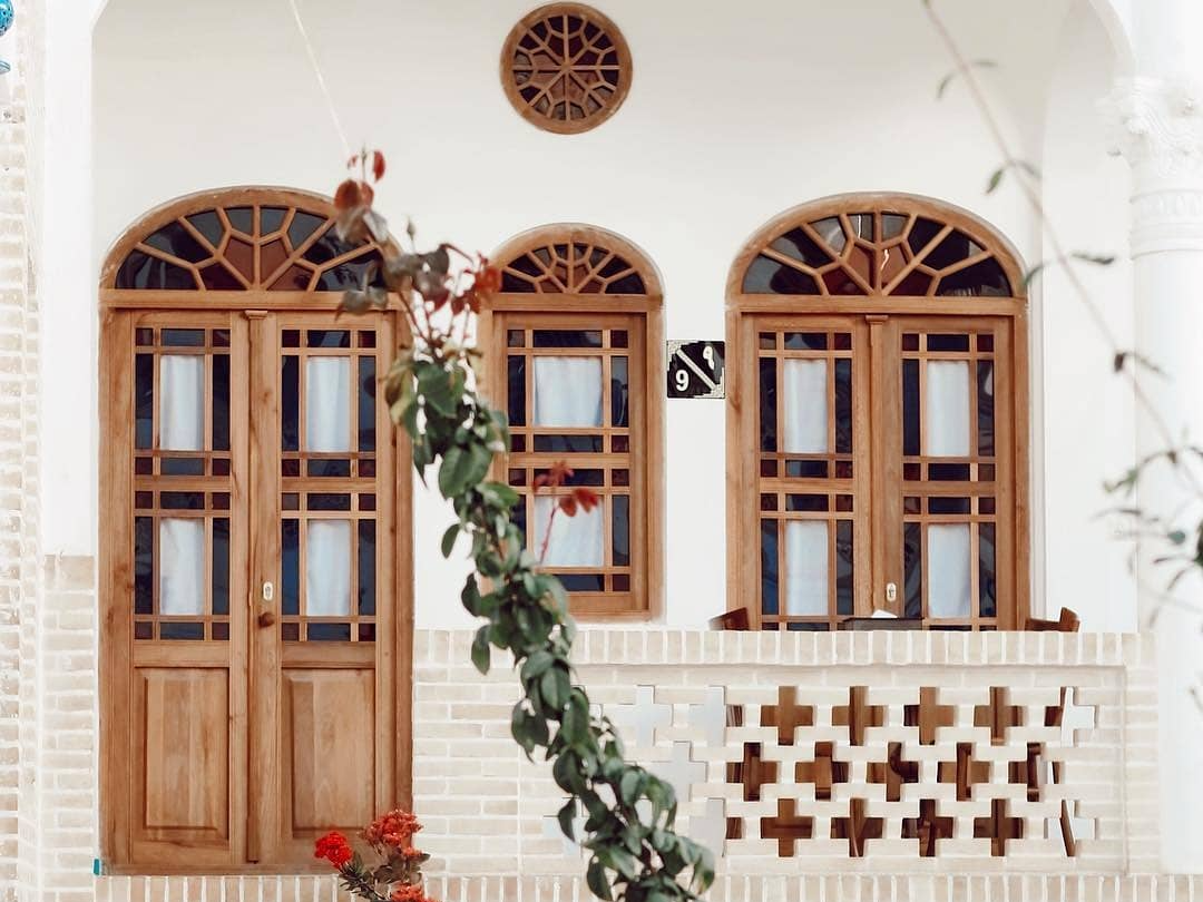 در و پنجره مشبک رنگی