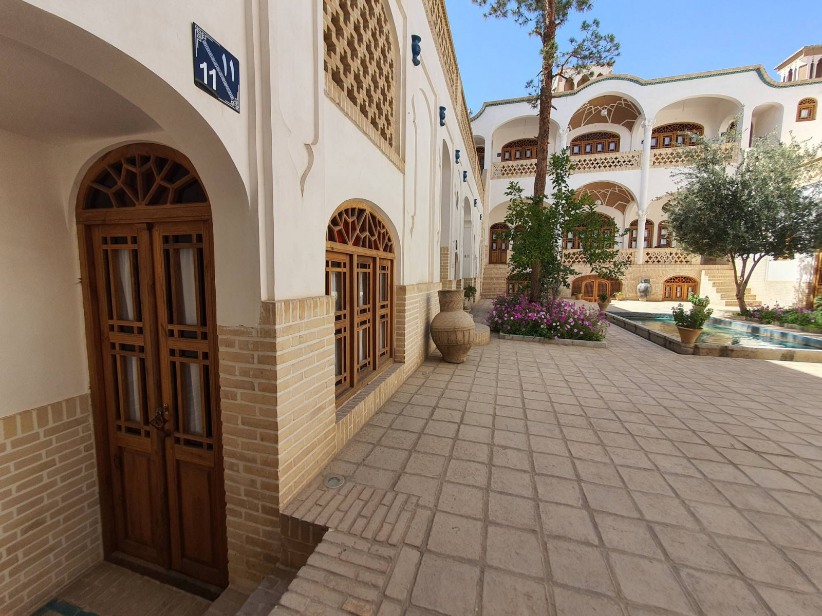 حیاط مرکزی حیاط مرکزی