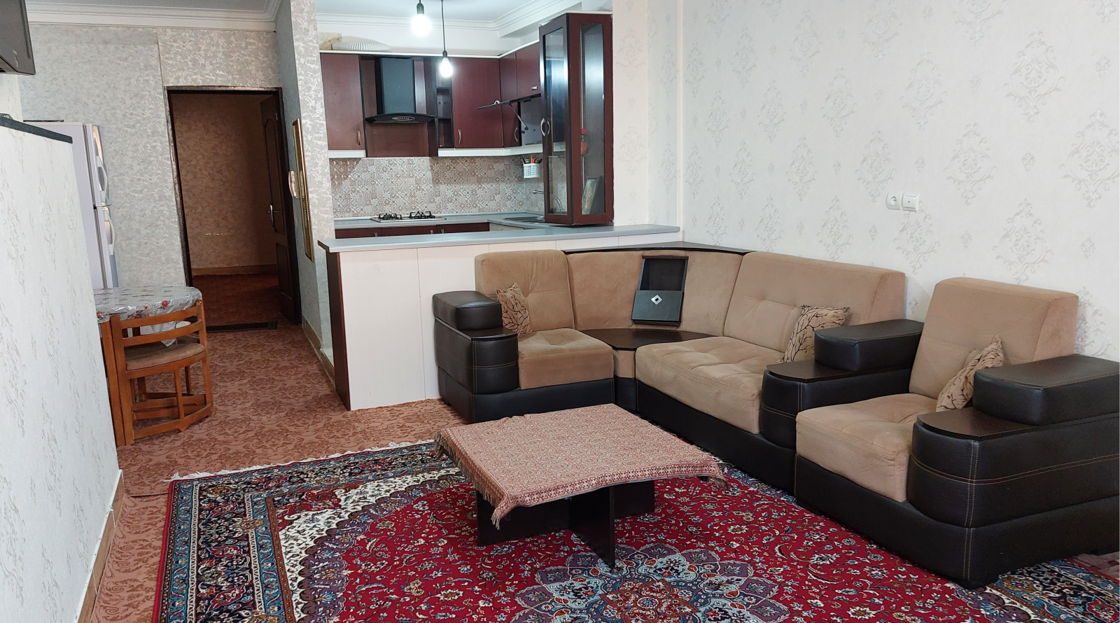 اتاق پذیرایی و آشپزخانه