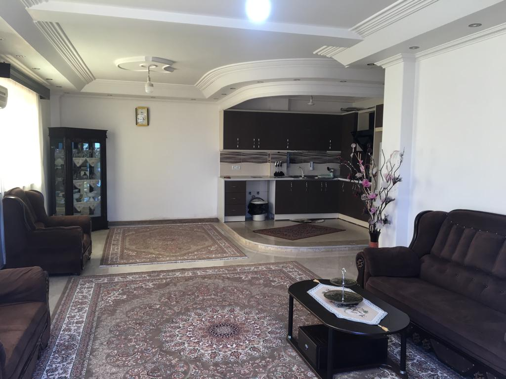 اتاق پذیرایی و آشپزخانه