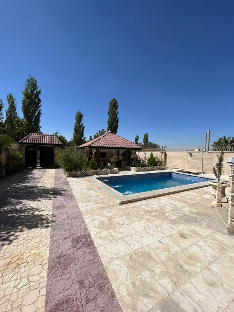 حیاط و استخر